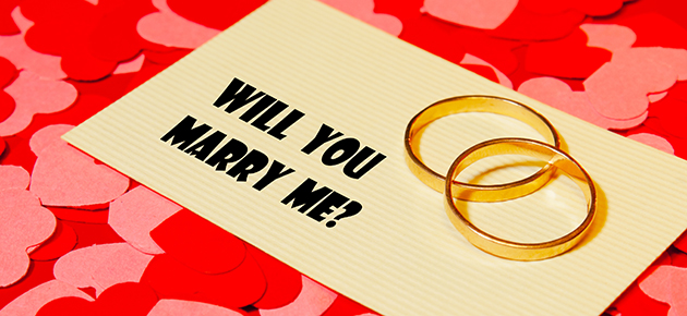 「WILL YOU MARRY ME?」の文字と結婚指輪