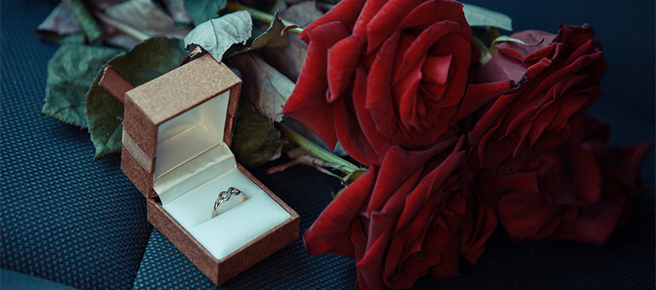 バラと箱に入った婚約指輪