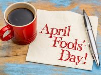 “ April Fool’s Day! “と書かれた紙とコーヒー
