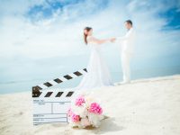 砂浜で結婚式を挙げるカップル