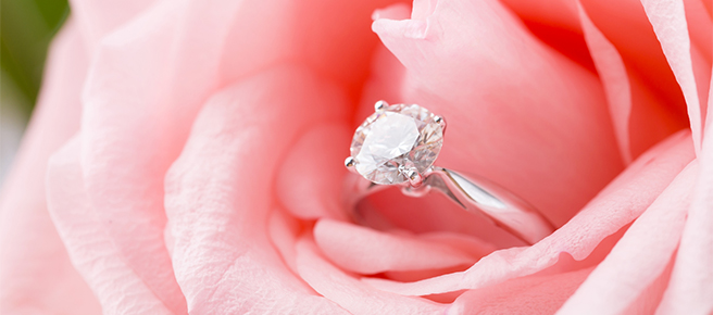 ピンクのバラとダイヤの指輪