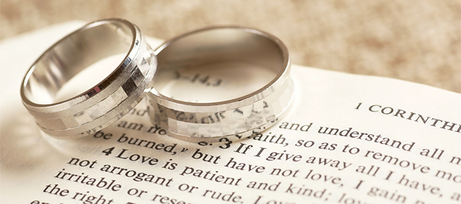 本の上に置かれた結婚指輪