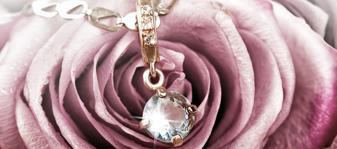 バラの上で輝くダイヤモンドのネックレス