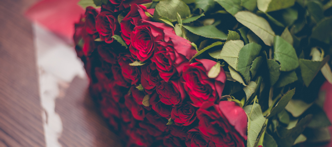 赤い色のバラの花束