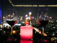 夜景の見えるテーブルに置かれたワイングラス