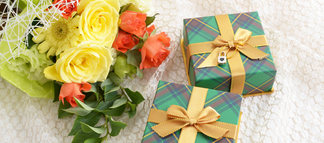色とりどりの花束と2つのプレゼントボックス